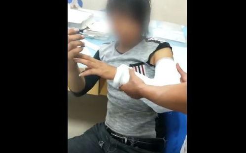 举牌网红吃瓜是谁啊视频,揭秘“举牌网红吃瓜”视频背后的热门人物 第2张 举牌网红吃瓜是谁啊视频,揭秘“举牌网红吃瓜”视频背后的热门人物 第2张